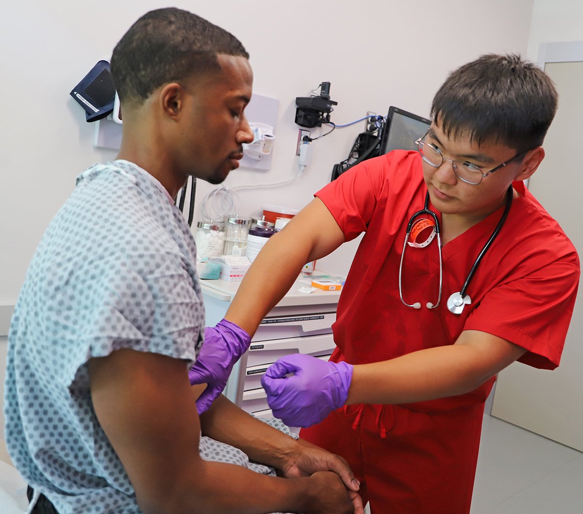 Student Biinazar Kubanychbekov examines a standardized patient.