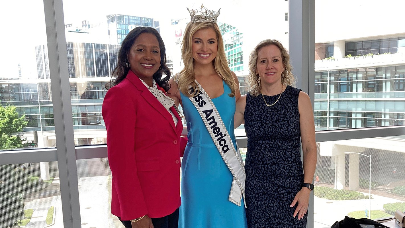 (L-R) Texas Children’s Hospital Chief Nursing Officer Jackie Ward with Miss America Abbie Stockard and Cizik School of Nursing Dean Diane Santa Maria.